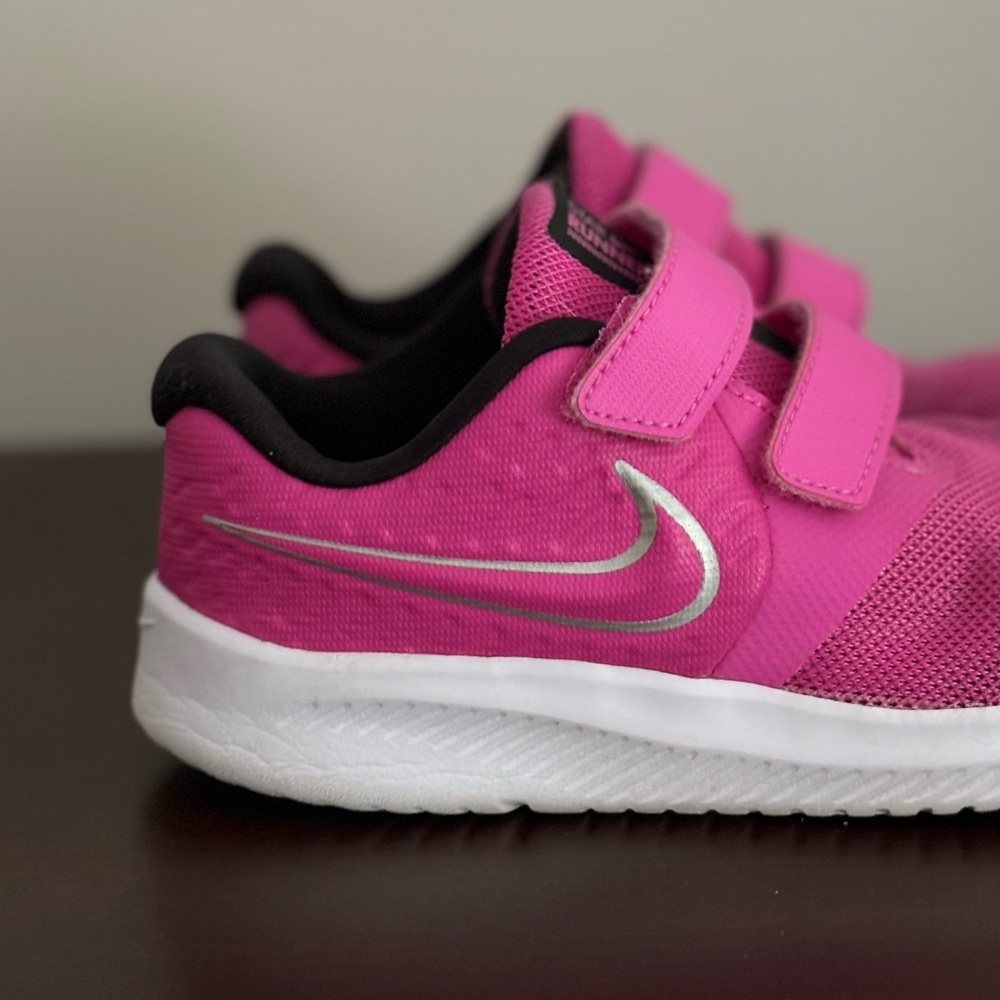 Size 10c Nike Runners 👟 🩷